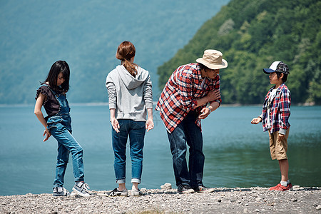 湖岸边父母身份亚洲家庭旅行湖营地图片