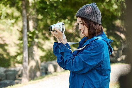 人物女北海道女人的徒步旅行图片