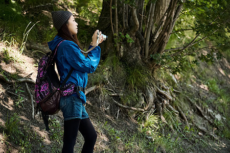 漂亮蓝蓝的天空驾驶女人的徒步旅行图片