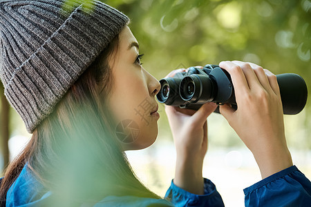 女孩野生鸟类驾车女人的徒步旅行图片