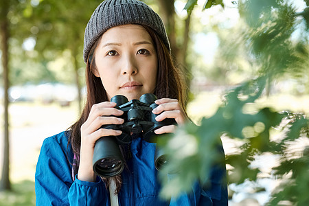 晴朗观看露营女人的徒步旅行图片