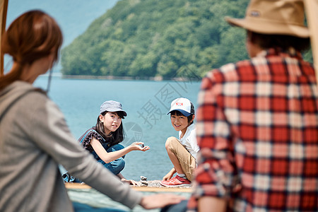 少女打碎伙伴家庭旅行湖营地图片