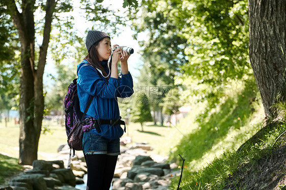 照片清澈一人女人的徒步旅行图片