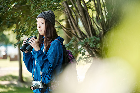 青年爬山时髦女人的徒步旅行图片