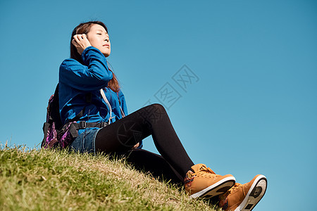 风景原野放松的女人的徒步旅行图片