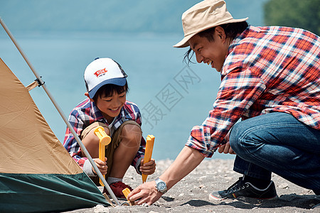 男人微笑优良家庭旅行湖营地图片