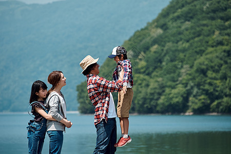 男子男孩笑脸家庭旅行湖营地图片