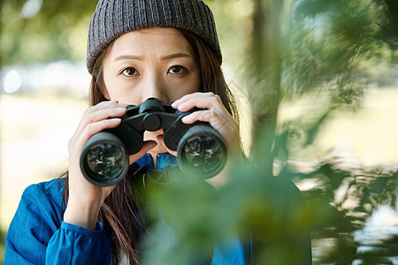 半身照清新自然女人的徒步旅行图片