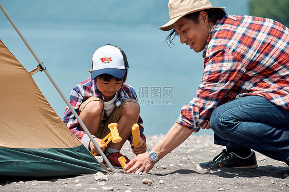 一家人湖边露营扎帐篷图片