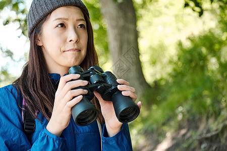 女人徒步旅行拿着望远镜图片