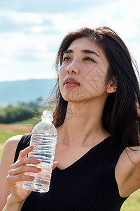 干燥喝酒亚洲人女补水图片