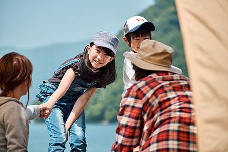 室外旅行湖边营地的一家人图片