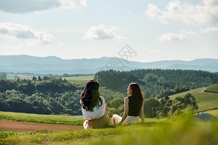 两个女人在户外开心看风景图片