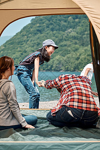 室外旅行湖边营地的一家人图片