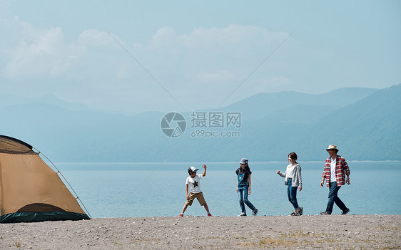 人类20多岁男家庭旅行湖营地图片