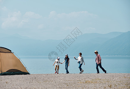 北海道踏青精美家庭旅行湖营地图片