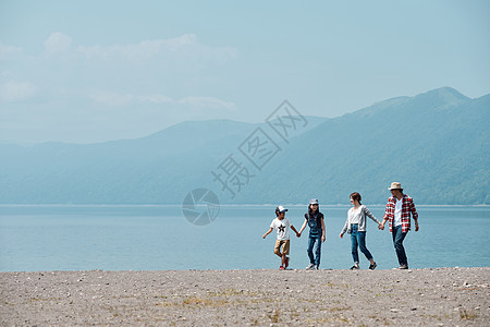 优良男子亲密家庭旅行湖营地图片