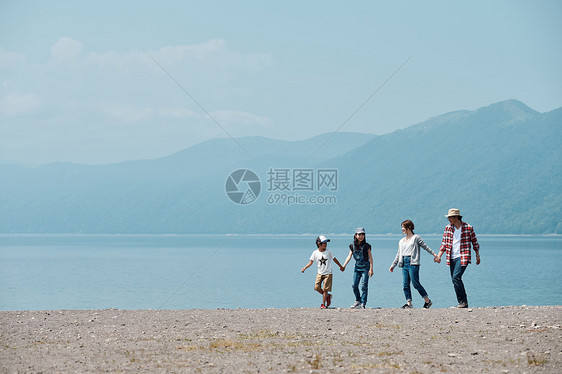 优良男子亲密家庭旅行湖营地图片