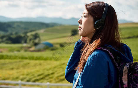 年轻美女户外徒步旅行图片