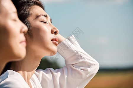 亚洲人打破云女人的旅程自然风光图片