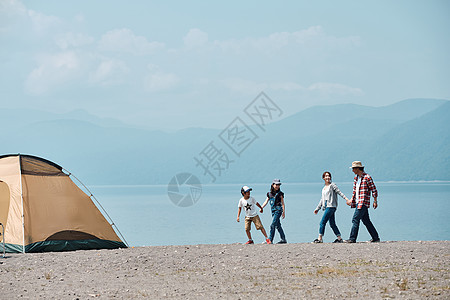 父亲男孩湖边家庭旅行湖营地图片