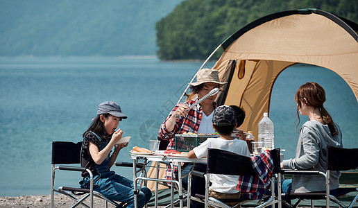 一家人湖边开心露营吃饭图片