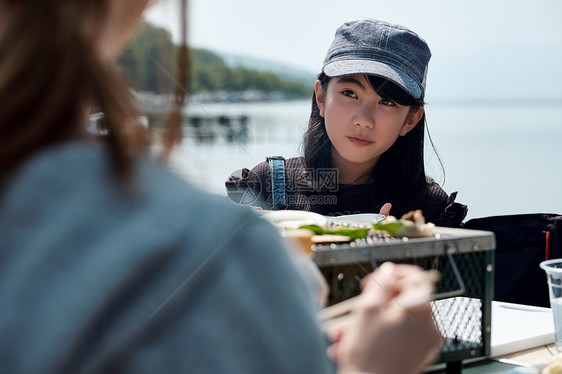 湖滨区日本人帐篷家庭旅行湖营地图片