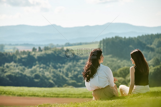 女闺蜜户外旅行背影图片