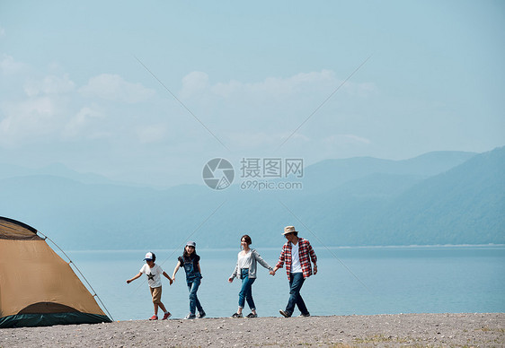 一家人湖边开心露营图片