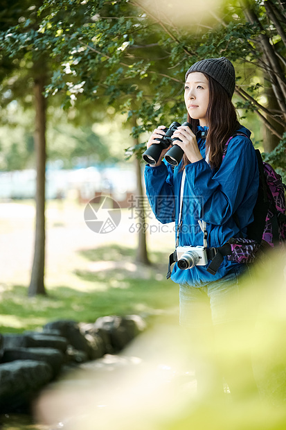 年轻美女户外徒步旅行图片