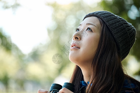 双筒望远镜20多岁人物女人的徒步旅行图片