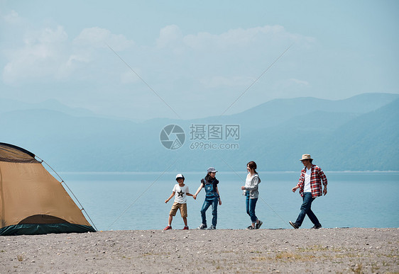 一家人湖边开心露营图片