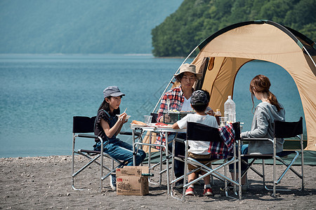 家庭湖边露营吃饭图片