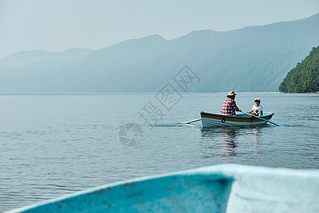 30多岁父亲自然家庭旅行湖船图片