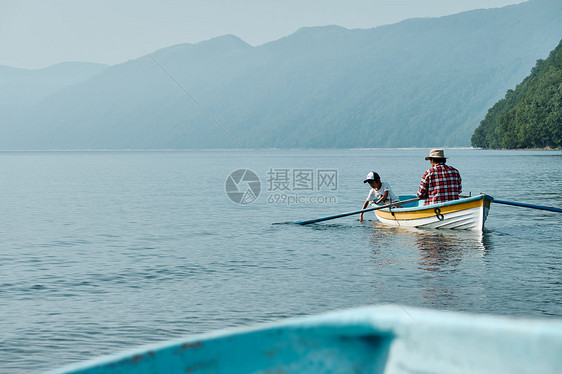 通体文稿空间二十几岁家庭旅行湖船图片