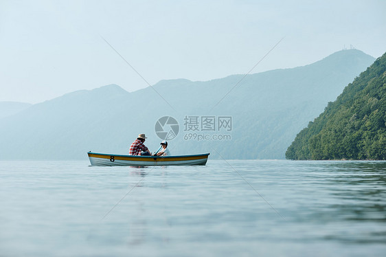 假期脚踏船男孩家庭旅行湖船图片