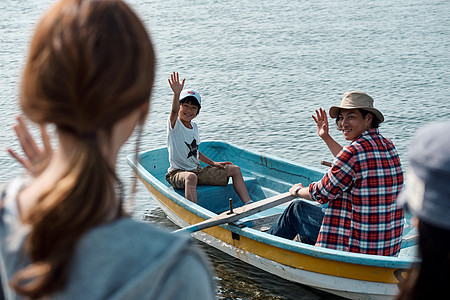 较年轻二十几岁女生家庭旅行湖船图片
