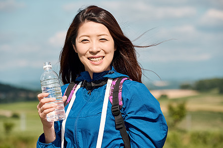 干燥度假独自旅行女人的徒步旅行图片