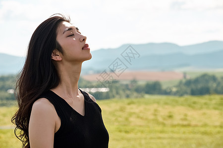 领域青春度假妇女自然风景画象图片