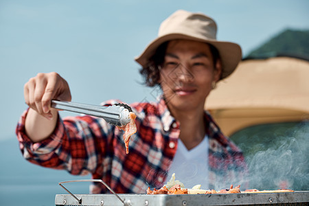 男子广阔的荒野胸像家庭旅行湖营地图片