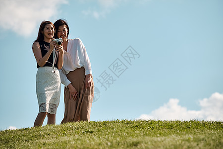 云亲密朋友幸福女人的旅程自然风光图片