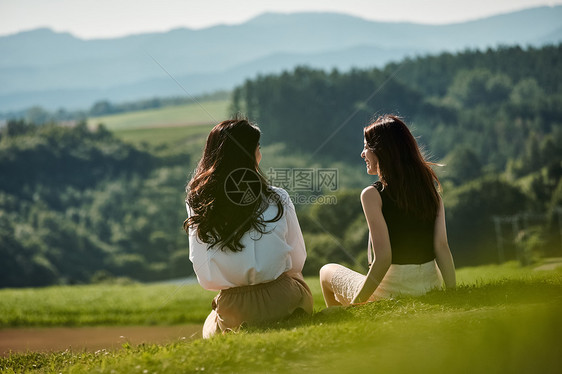 有趣度假夏女人的旅程自然风光图片