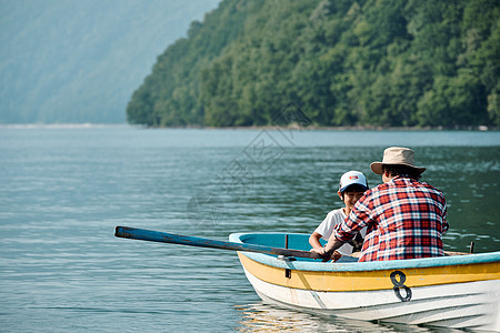 亚洲人通体度假家庭旅行湖船图片