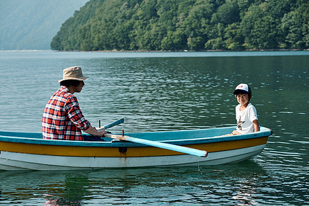 儿子父母和小孩家人家庭旅行湖船图片