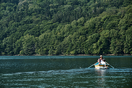 精美两个人空白部分家庭旅行湖船图片
