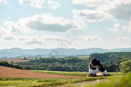 女山丘蓝蓝的天空女人的旅程自然风光图片