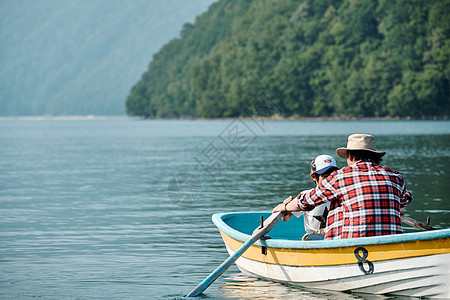 海湾二十多岁人类家庭旅行湖船图片