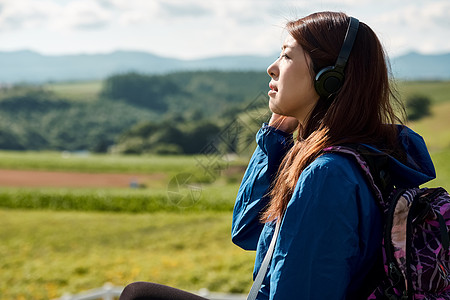 运动场旅游壮年女人的徒步旅行图片