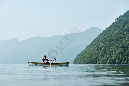 父子家庭旅行划船图片