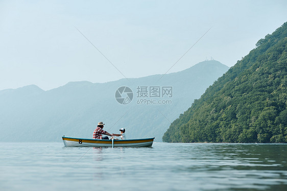 父子家庭旅行划船图片